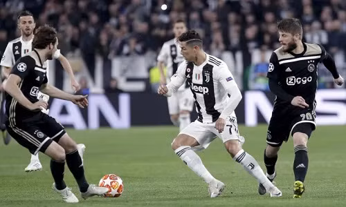 Ronaldo không thể cứu Juventus khỏi thất bại ngay trên sân nhà. Ảnh: AP.