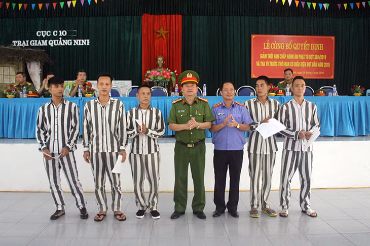 Trao quyết định giảm án phạt tù cho các phạm nhân