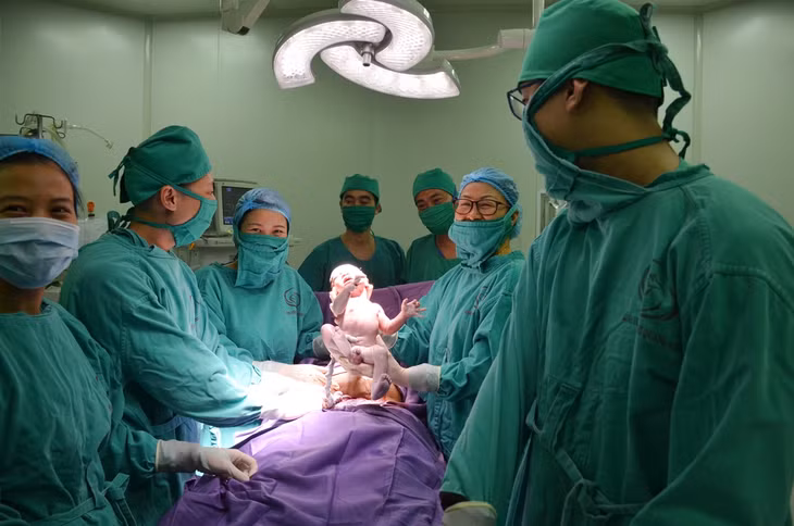 Em bé đầu tiên chào đời lúc 0 giờ 30 phút mùng 1 Tết năm Kỷ Hợi 2019 tại Bệnh viện Sản Nhi Quảng Ninh là một bé trai, nặng 3,2 kg