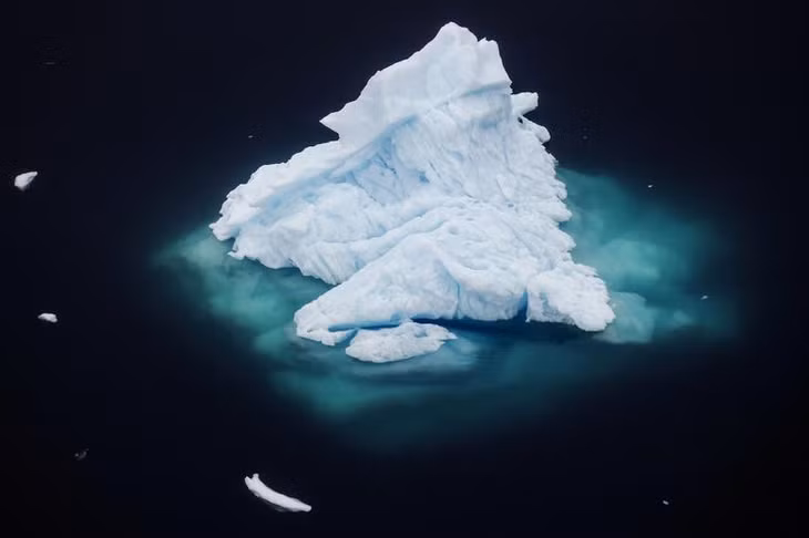  Tảng băng trôi trong một vịnh gần thị trấn Tasiilaq, Greenland trong tấm ảnh tháng 6/2018. Ảnh: Reuters.