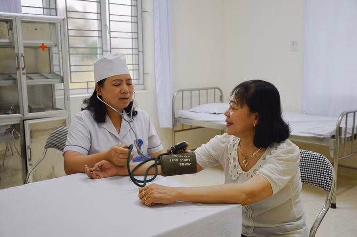 Bà Bà Nguyễn Thị Chìa (thôn Trại Thông, xã Bình Khê, TX Đông Triều) được quản lý, theo dõi sức khỏe và uống thuốc huyết áp hàng tháng tại trạm y tế xã Bình Khê
