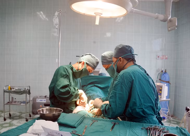 Các bác sĩ Trung tâm Y tế huyện Ba Chẽ thực hiện một ca phẫu thuật cho bệnh nhân.