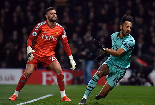 Aubameyang (phải) ghi bàn duy nhất của trận đấu. Ảnh: EPA.