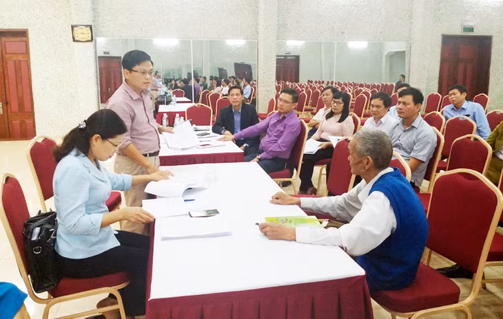 Cán bộ Ban Tiếp công dân tỉnh trao đổi về việc tiếp nhận, xử lý đơn thư khiếu nại của cử tri TP Cẩm Phả tại buổi tiếp xúc cử tri của ĐBQH tỉnh ngày 30/11/2018