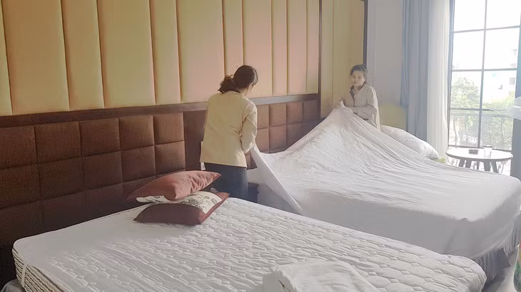 Móng Cái có 160 khách sạn, nhà nghỉ với 3.166 phòng và 6.347 giường. Ảnh nhân viên ân 