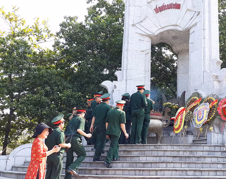 Đoàn đại biểu gồm 29 cán bộ, hội viên Hội CCB tỉnh đã tiến hành dâng hương, đặt vòng hoa tưởng niệm các liệt sỹ đã hy sinh tại nghĩa trang Trường Sơn