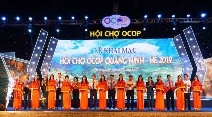 Các đại biểu cắt băng khai mạc Hội chợ OCOP Quảng Ninh - Hè 2019.