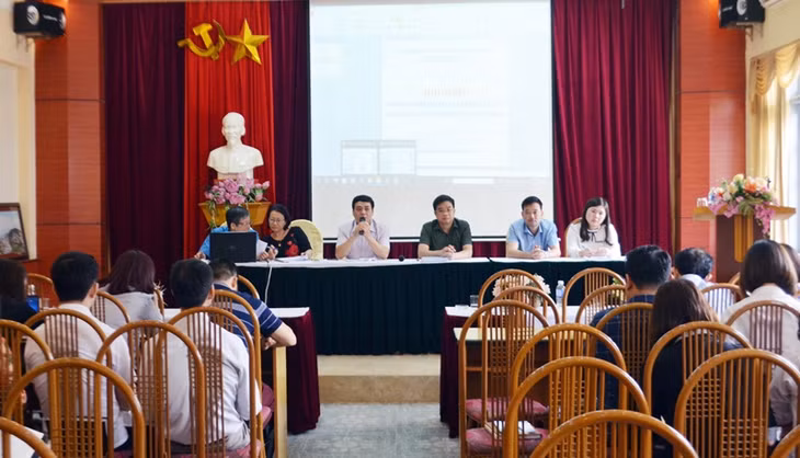 Cán bộ BHXH tỉnh và LĐLĐ tỉnh giải đáp những câu hỏi mà các đại biểu tham dự liên quan chính sách BHXH, BHYT, BHTN.