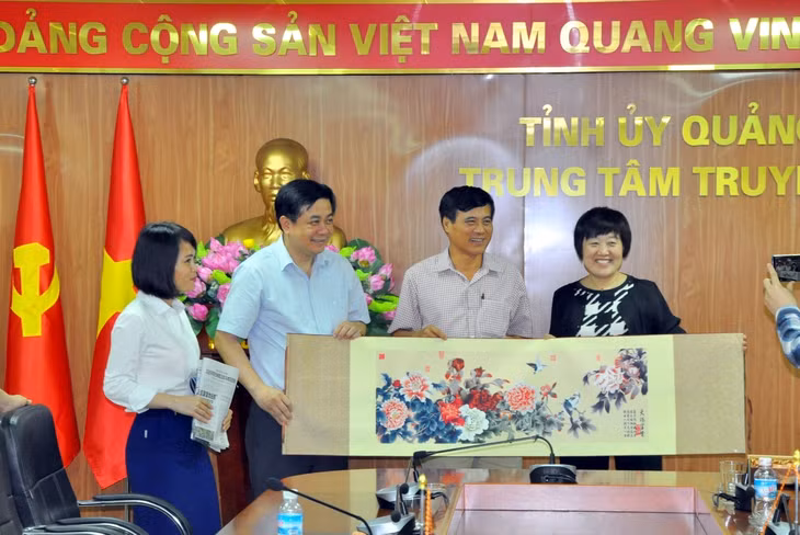 Hai bên