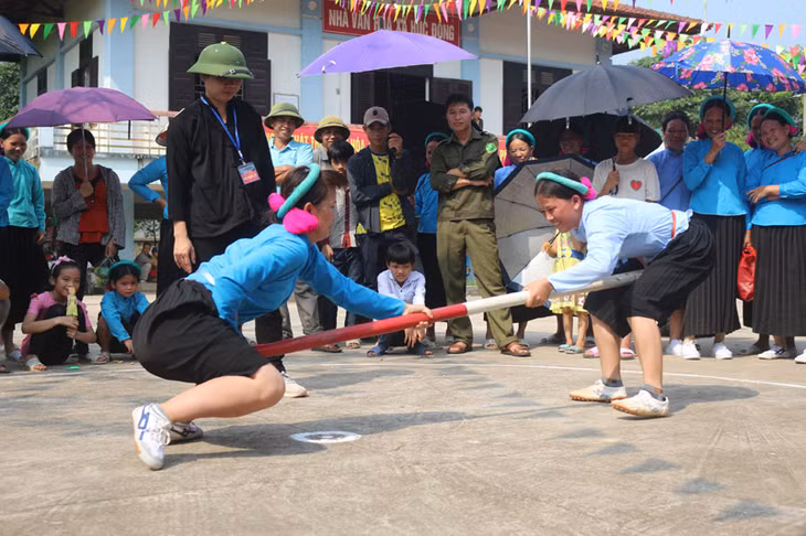 đẩy gậy là môn thể thao dân tộc không thể thiếu trong lễ hội của đồng bào Sán Chỉ.