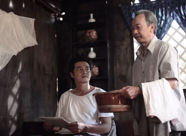 Diễn viên Thủ Tín (phải) vai ông Nam Thành 