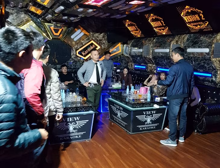 Lực lượng Công an TP Móng Cái, phát hiện, khám xét một cơ sở kinh doanh karaoke có sử dụng ma túy đầu