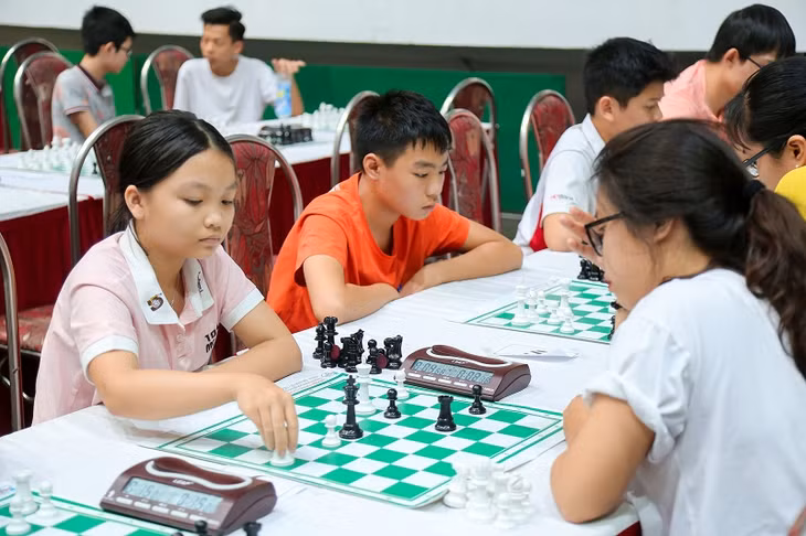 Sau HCV U13 nữ cờ chớp, kì thủ nhí Nguyễn Lê Cẩm Hiền đăng kí thi đấu ở bảng Open nội dung cờ nhanh với các đối thủ lớn tuổi hơn và giành giải Khuyến khích