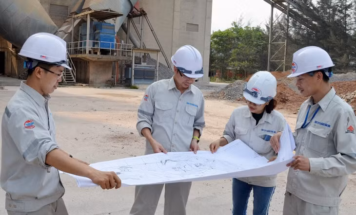 Các thành viên của Nhóm sáng kiến Bộ phận Lò nghiền Than - Công ty CP Xi măng Thăng Long (huyện Hoành Bồ) 
