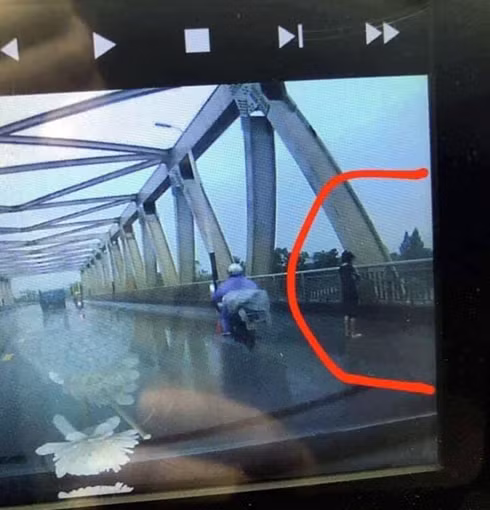  Cháu V.A trước khi tự tử (ảnh do camera hành trình của người đi đường ghi lại).