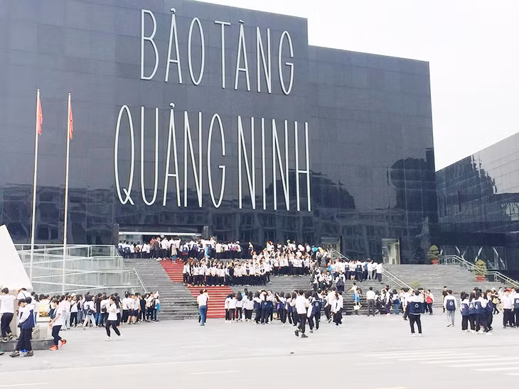 Du khách tham quan Bảo tàng Quảng Ninh.