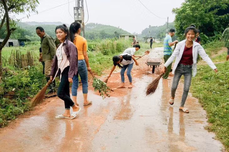 "Ngày chủ nhật xanh" đã trở thành hoạt động thường xuyên tại thôn Tài Phố, xã Quảng Đức (Hải Hà). Ảnh: Hoàng Giang