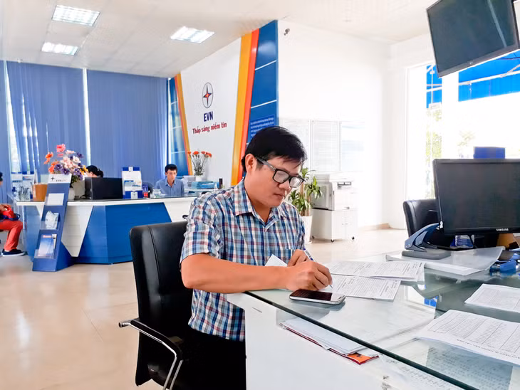 Khách hàng đăng ký sử dụng dịch vụ thanh toán tiền điện qua ngân hàng và các tổ chức trung gian. Ảnh: VGP/Toàn Thắng