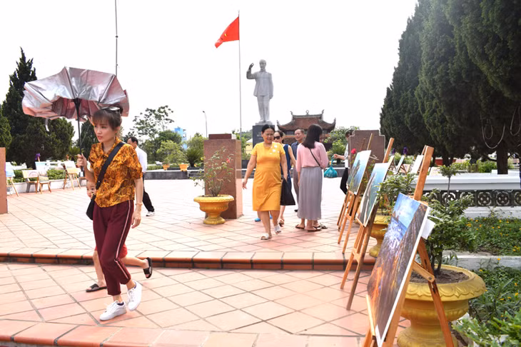 Triển lãm thu hút được đông đảo du khách đến xem