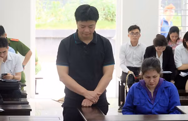 Vợ chồng bị cáo Mai và Long tại phiên xử.