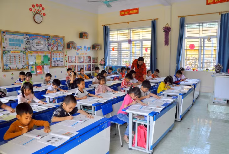 Phòng học, lớp học và nhiều công trình của Trường Tiểu học Đông Mai được sửa chữa, nâng cấp khang trang nhờ một phần lớn từ nguồn lực xã hội.