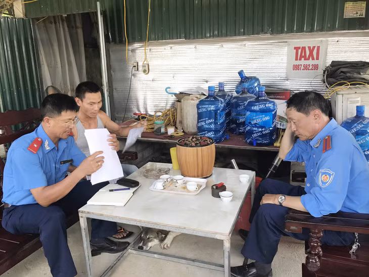 Cán bộ Đội TTGT Trung tâm kiểm tra hành chính chủ bãi tập kết VLXD tại phường Việt Hưng (TP Hạ Long)