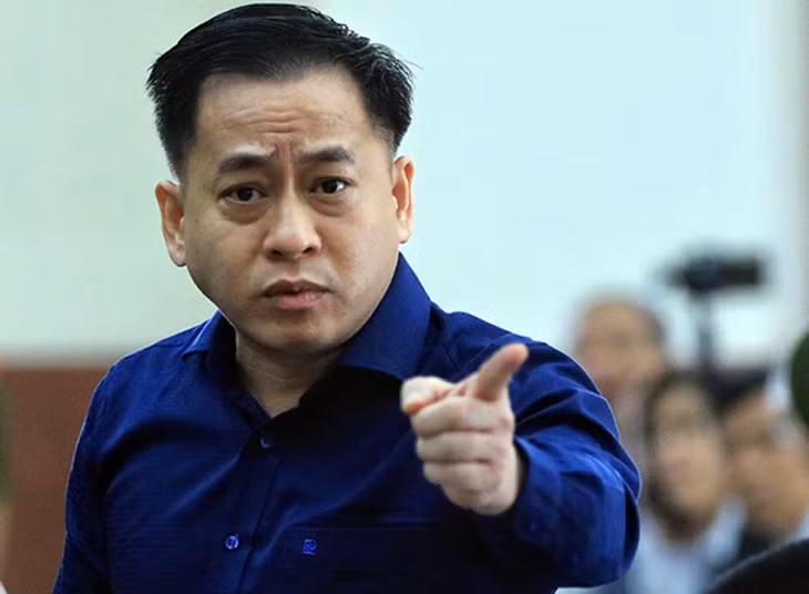Vũ "Nhôm" lớn tiếng với cảnh sát vì bị ngăn cản tiếp xúc với luật sư. Ảnh: Hữu Khoa.