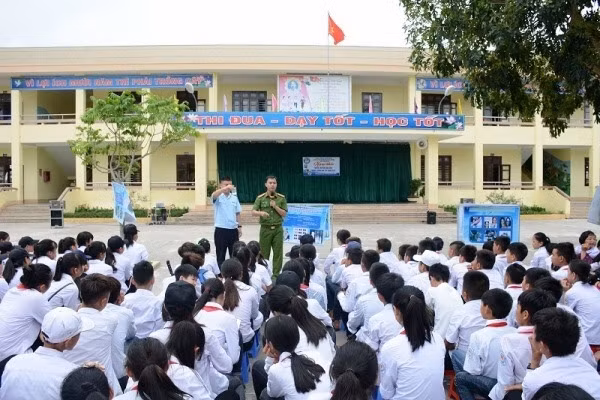Công tác tuyền truyền tại các trường học trong đó có trường THCS Ka Long được các lực lượng chức năng TP Móng cái đẩy mạnh