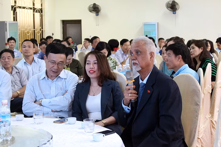 Đại diện Tập đoàn Rent A Port (Bỉ) trao đổi về những mong muốn trong hợp tác đầu tư xây dựng, kinh doạnh hạ tầng kỹ thuật KCN và cảng Nam Tiền Phong, Đầm Nhà Mạc