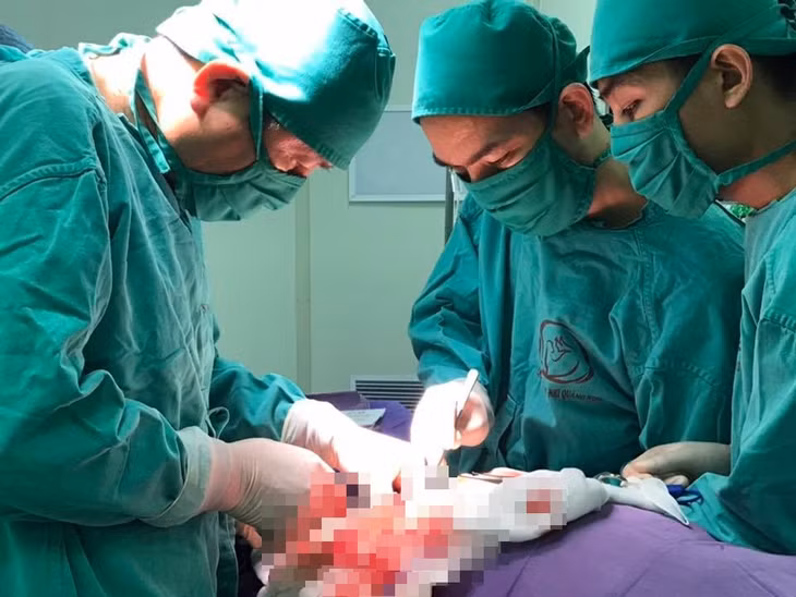 Ca phẫu thuật cắt đơn vị thận trên bên trái cho bệnh nhi 2 tuổi ở Quảng Ninh. (Ảnh: BVCC)