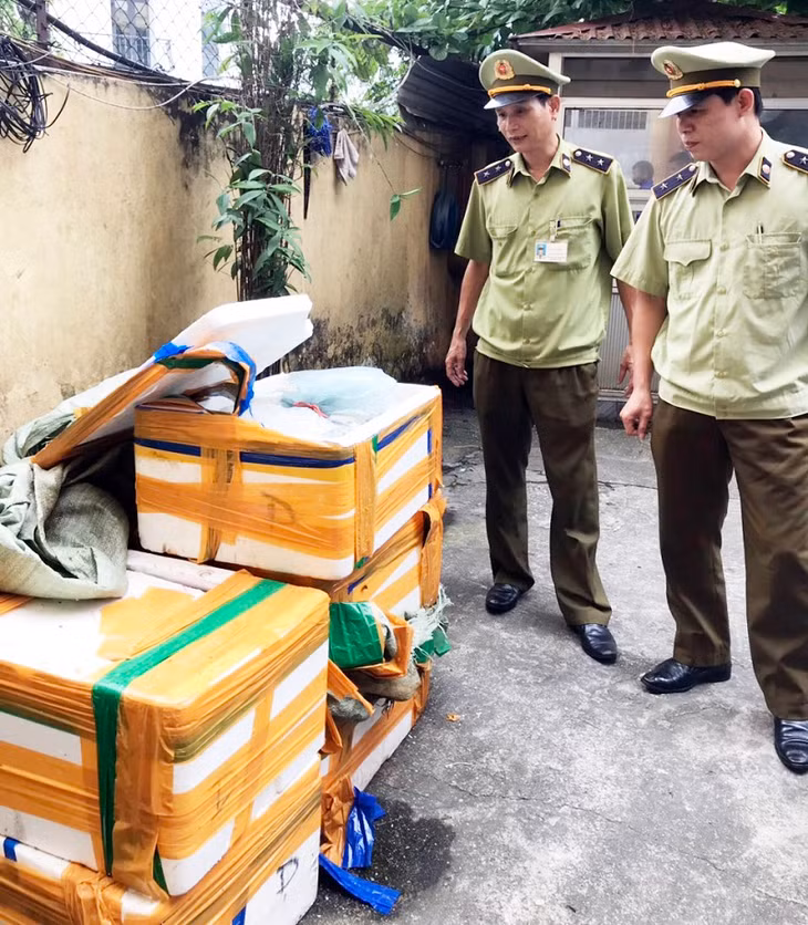 Cùng 880 kg ốc và cá dìa.