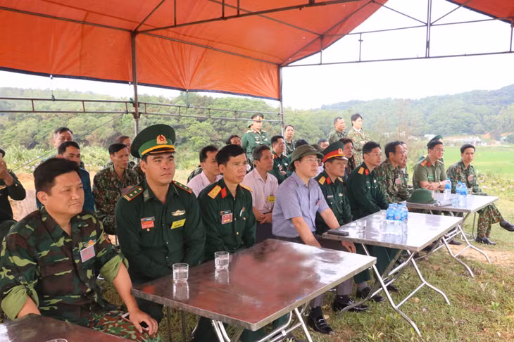 Ban chỉ đạo theo dõi cuộc diễn tập.