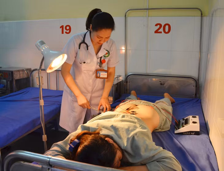 Người bệnh được châm cứu