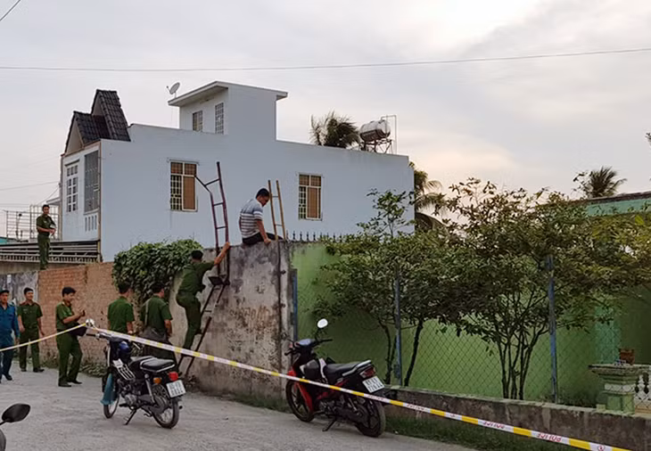 Cảnh sát thu giữ tang vật tại khu đất cách hiện trường nửa km. Ảnh: Phước Tuấn.