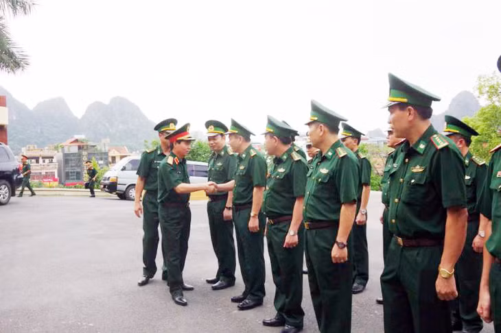 Trung tướng Đỗ Căn, Phó Chủ nhiệm Tổng cục Chính trị QĐND Việt Nam kiểm tra công tác trực sẵn sàng chiến đấu tại Bộ Chỉ huy BĐBP Quảng Ninh.
