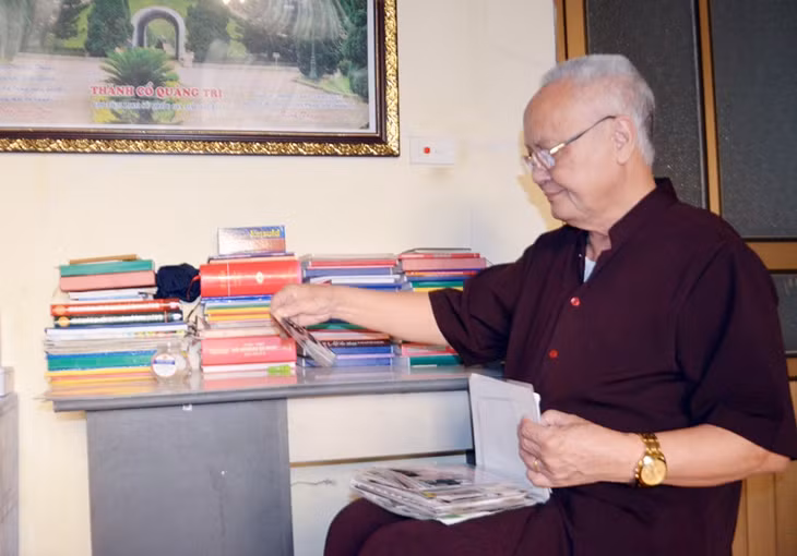 CCB Nguyễn Văn Quyệt lục lại những bức ảnh mà ông chụp cùng với đồng đội trong chiến tranh.