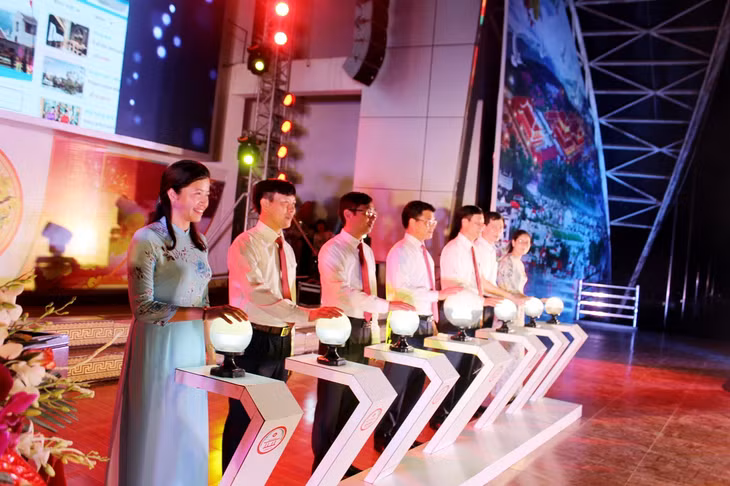 Các đại biểu nhấn nút khai trương ứng dụng 
