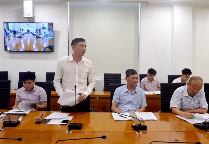 Đồng chí Bí thư Tỉnh đoàn Lê Hùng Sơn phát biểu ý kiến về việc vay vốn hỗ trợ thanh niên. 