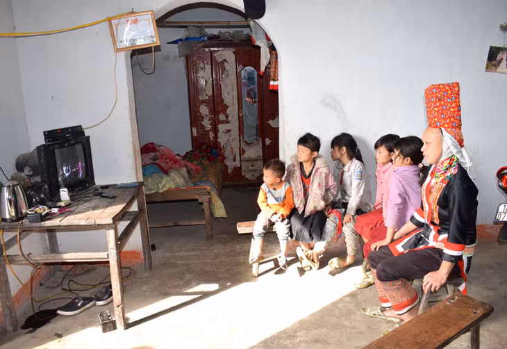 Có điện rồi việc chăm lo những đứa trẻ trong gia đình chị Chíu Tài Múi cũng dễ dàng hơn