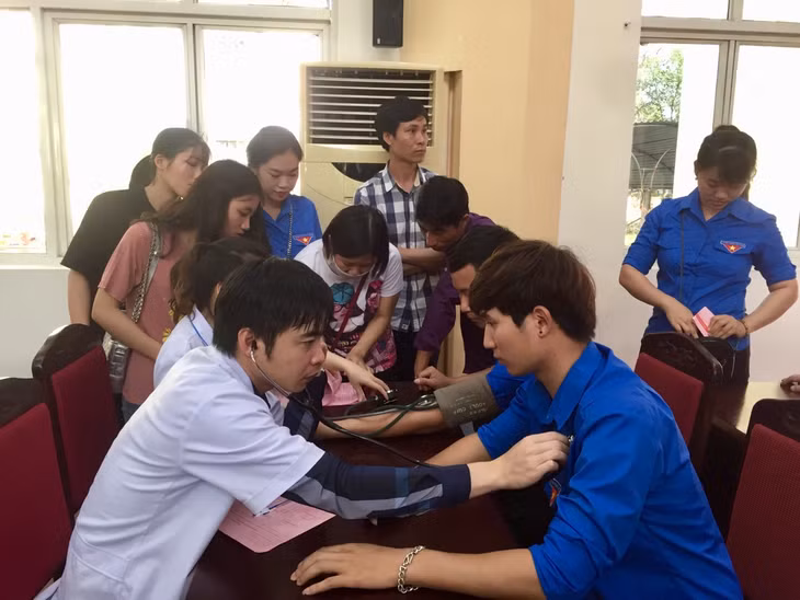 Các tình nguyện viên được các y, bác sĩ tư vấn sức khỏe trước khi hiến máu