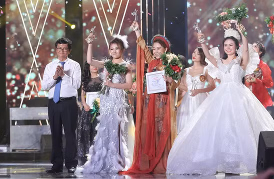 Ông Trần Bình Minh - Tổng Giám đốc Đài THVN trao 3 giải nhất cho 3 thí sinh Dương Hải Yến (dòng nhạc thính phòng), Quách Mai Thy (dòng nhạc dân gian) và Trương Thùy Dương (dòng nhạc nhẹ).