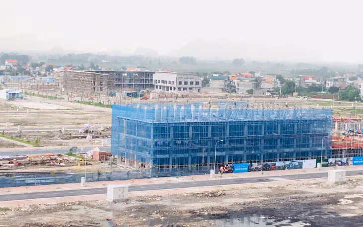 Khu Shophouse và trường học tại KĐT Uông Bí New City đang xây dựng.