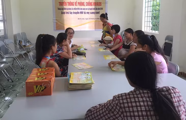 Truyền thông loại trừ lây nhiễm HIV từ mẹ sang con cho pụ nữ dân tộc thiểu số huyện Bình Liêu. Ảnh: Trung tâm kiểm oát bệnh tật tỉnh