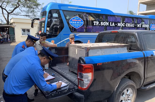 CSGT Hà Nội ra quân xử lý xe khách vi phạm.