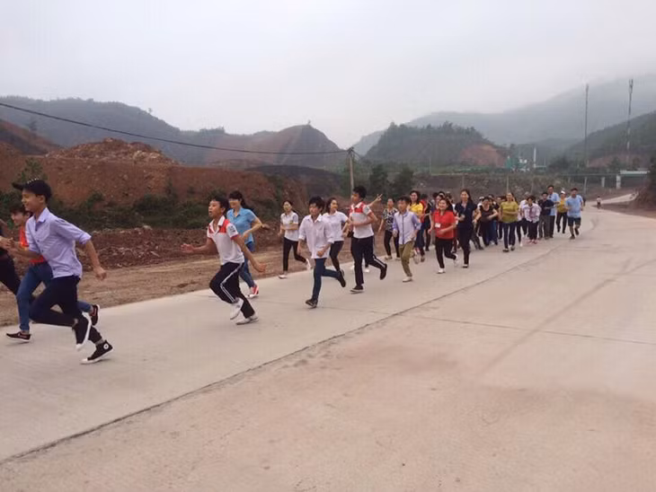 Học sinh Trường THCS Cẩm Hải chạy hưởng ứng Ngày chạy Olympic