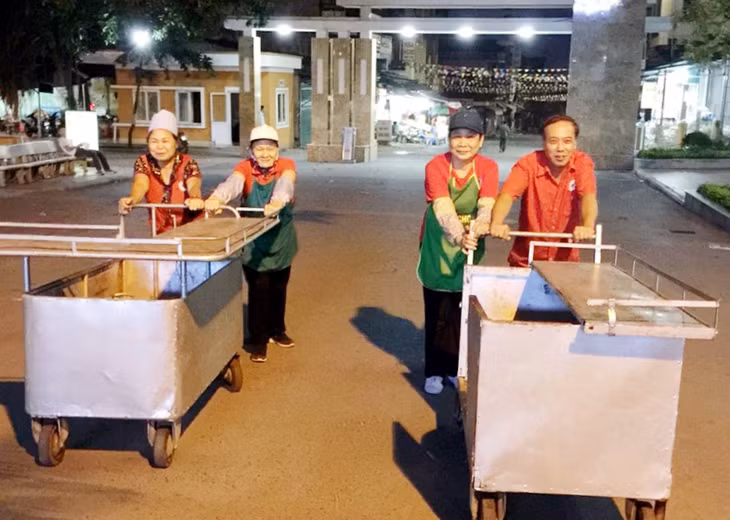 Các tình nguyện viên đưa cháo đến Bệnh viện Việt Nam - Thụy Điển Uông Bí để phát miễn phí cho bệnh nhân.