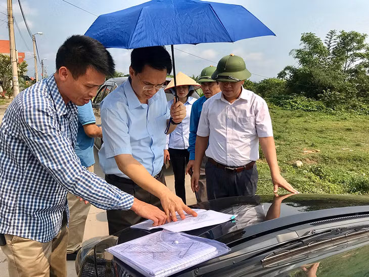 Đồng chí Nguyễn Mạnh Cường, Bí thư Huyện ủy, Chủ tịch HĐND huyện Hải Hà, kiểm tra thực địa tại khu Cảng biển Hải Hà.