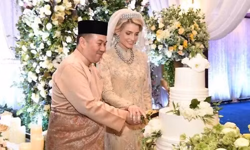 Thái tử Tengku Muhammad Faiz Petra và bạn gái Thụy Điển trong lễ cưới tại bang Kelantan, Malaysia tối 19/4. Ảnh: Facebook.