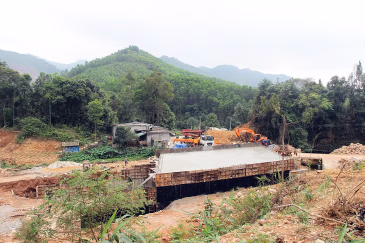 Các công trình giao thông đang vào giai đoạn hoàn thành, tạo sự thay đổi căn bản cho những xã khó khăn, đặc biệt khó khăn.