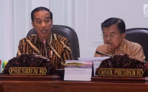 Tổng thống Joko Widodo (bìa trái) tại cuộc họp nội các, quyết định chuyển thủ đô ra khỏi hòn đảo Java. Nguồn: Liputan6